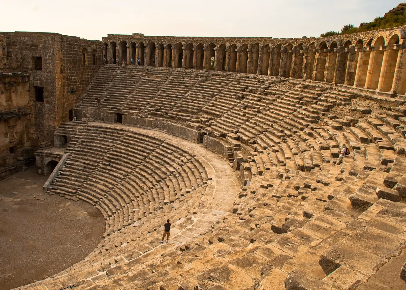 Zitrijen van steen in een halve cirkel rond het podium van het theater van Aspendos