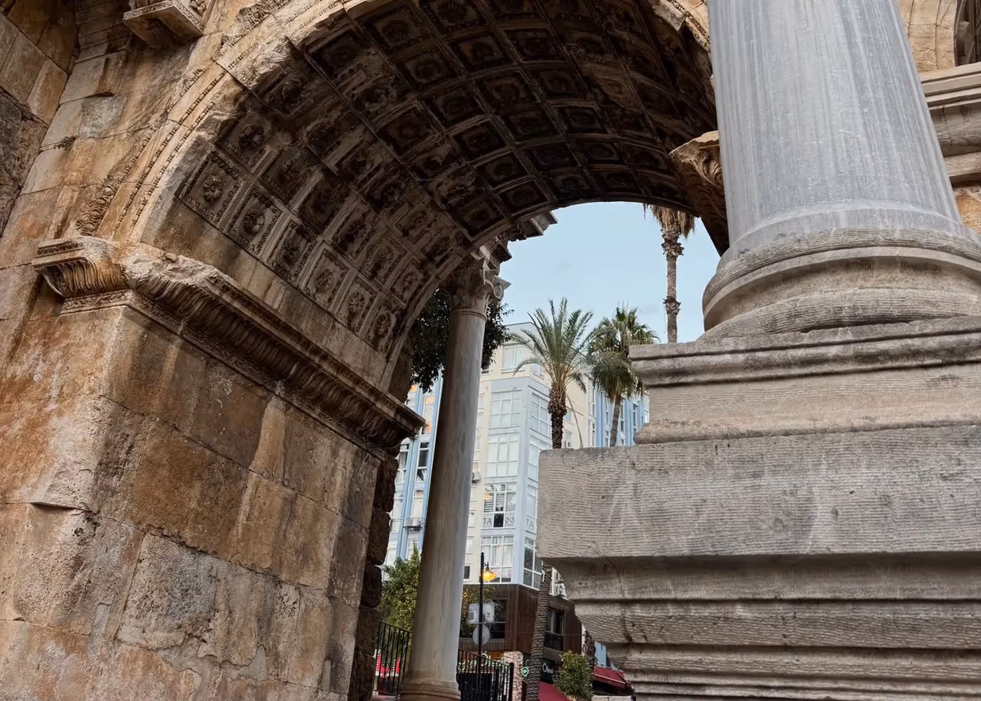 De Hadrianuspoort in Antalya: drie marmeren bogen naast elkaar