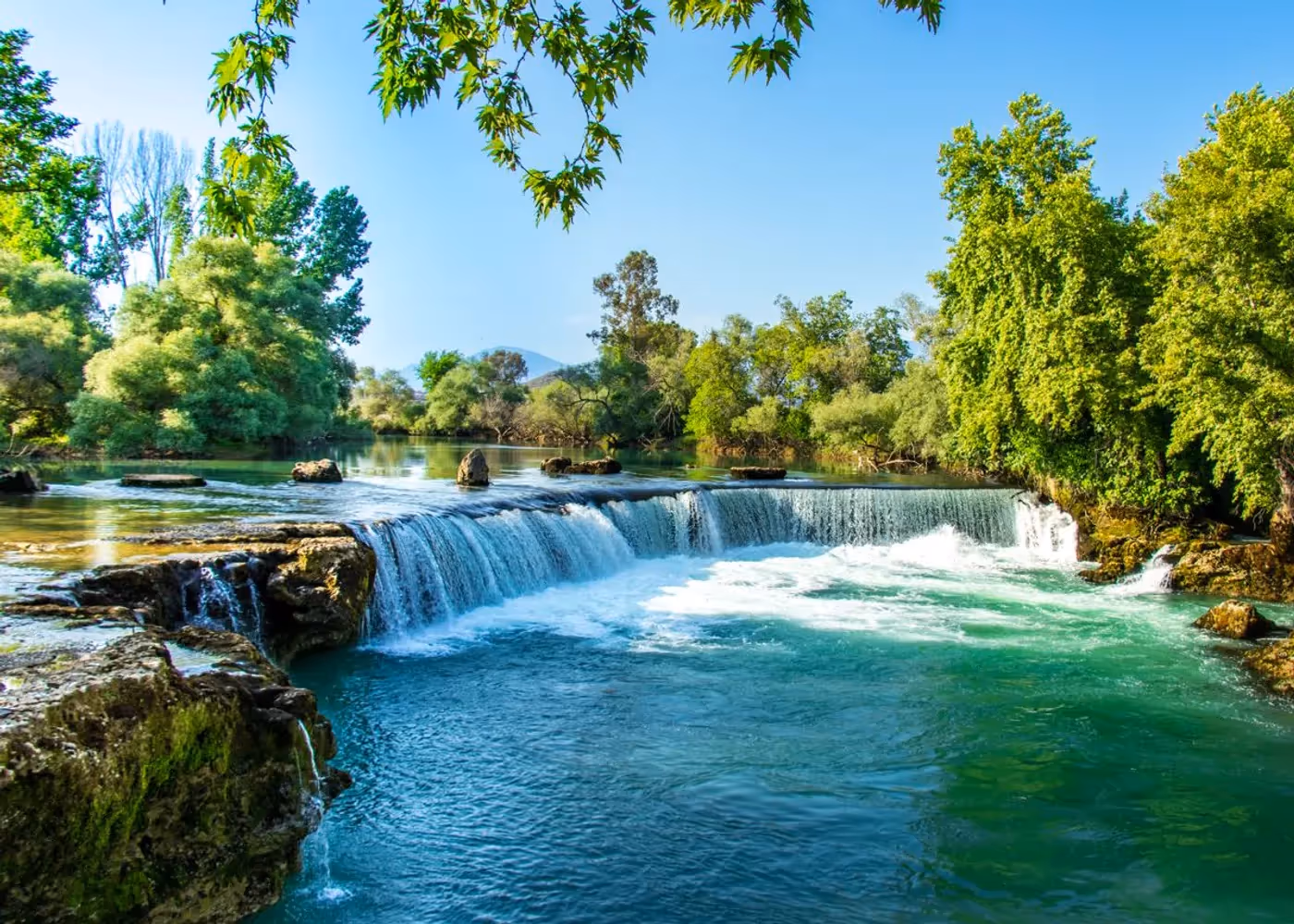 Rivier die over de volle breedte een lage rotsrand af stroomt bij Manavgat