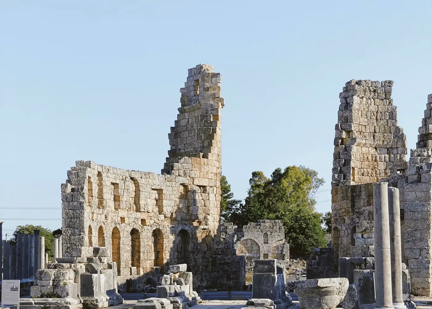 Overblijfselen van een Romeins badgebouw met een rij staande zuilen in Perge