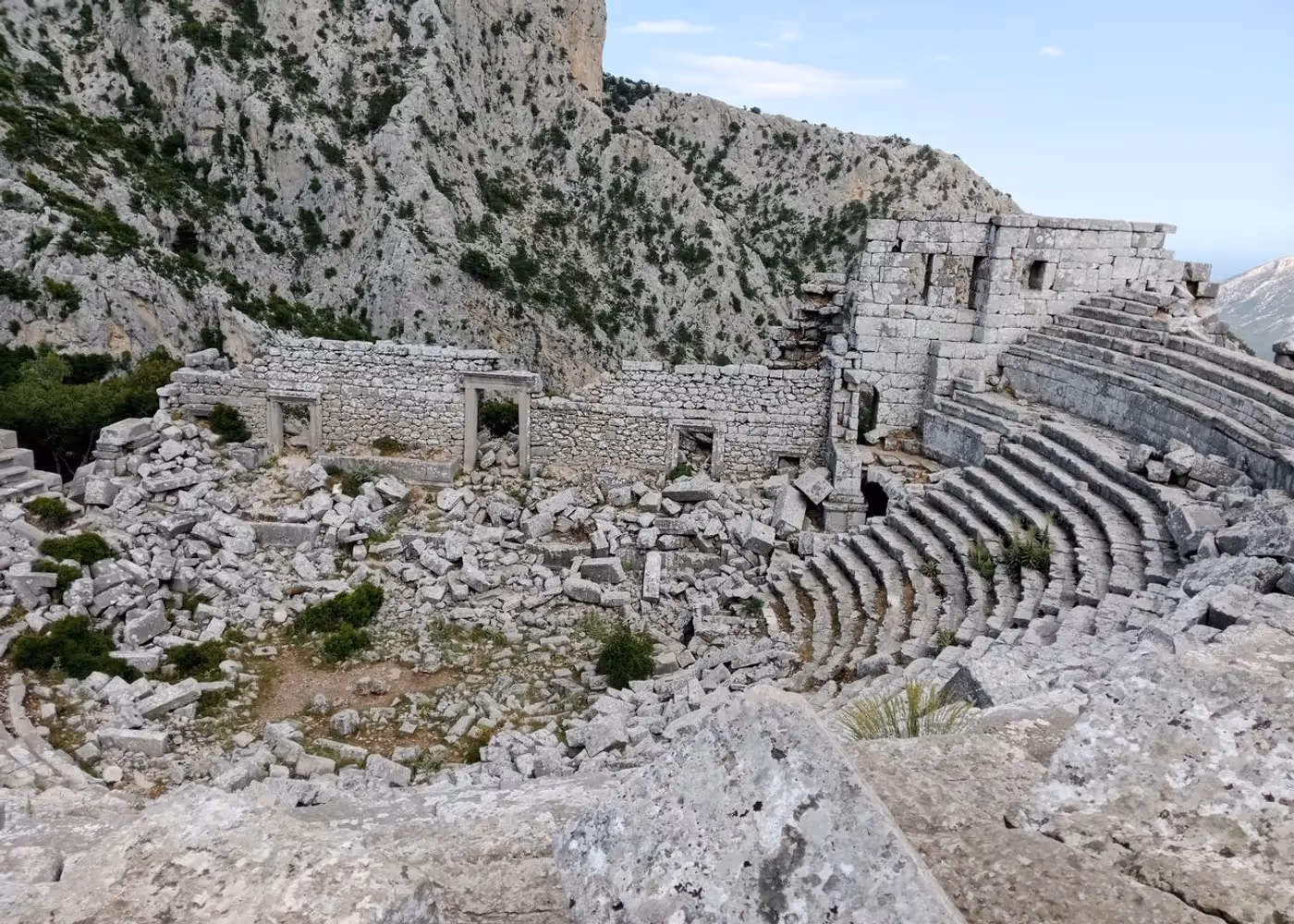 Antiek theater op een berghelling in Termessos, met kale rotsen eromheen