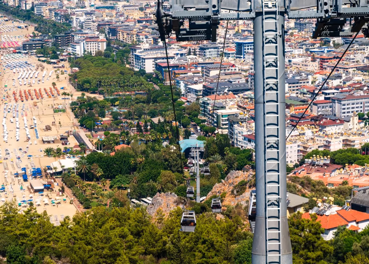Cabine van de kabelbaan die boven een bebost dal naar de top van Tünektepe gaat