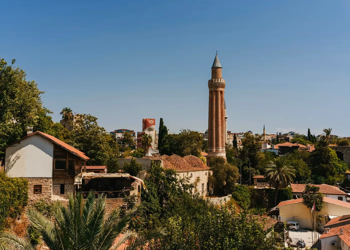 De geribbelde rode minaret Yivli Minare boven de daken van Kaleiçi