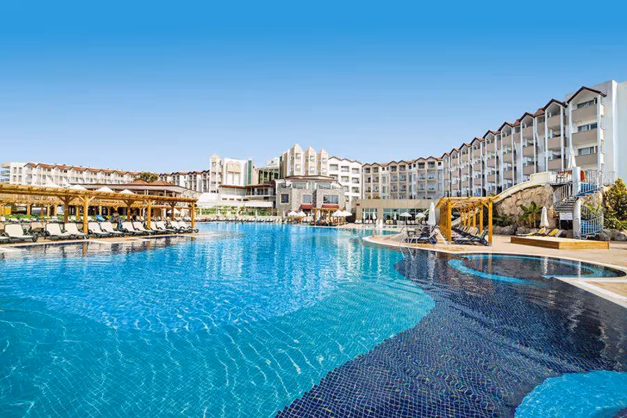 Groot zwembad voor de hotelgebouwen van Arcanus Side Resort in Sorgun