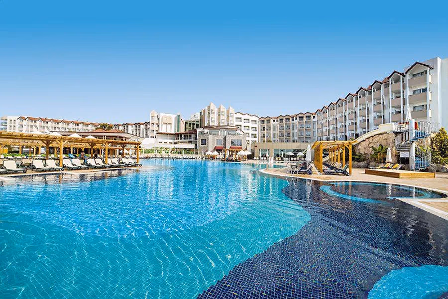 Groot zwembad voor de hotelgebouwen van Arcanus Side Resort in Sorgun