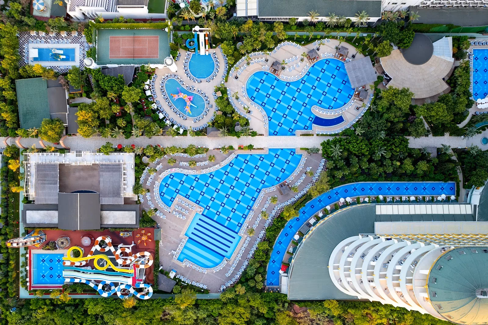 Delphin Imperial in Lara recht van boven, met de zwembaden, het glijbaanbad en het gebogen hoofdgebouw
