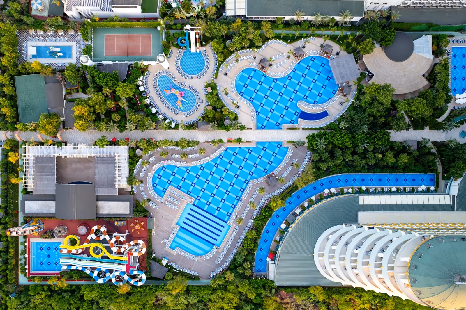 Delphin Imperial in Lara recht van boven, met de zwembaden, het glijbaanbad en het gebogen hoofdgebouw