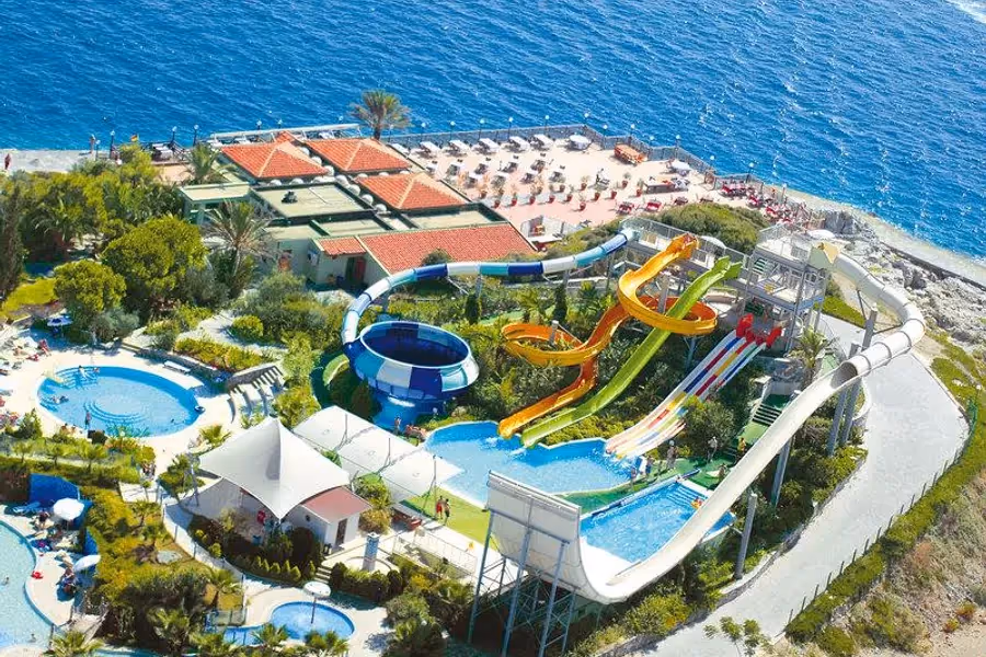 Pine Bay Holiday Resort bij Kuşadası van boven, met het waterpark en de zwembaden aan zee