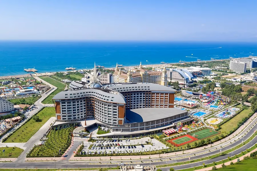 Hotel Royal Seginus van boven, tussen de Lara Caddesi en de zee
