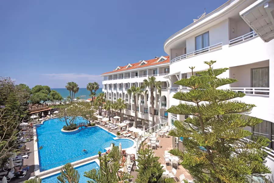 Witte gebouwen en het zwembad van Side Star Beach Hotel in Side