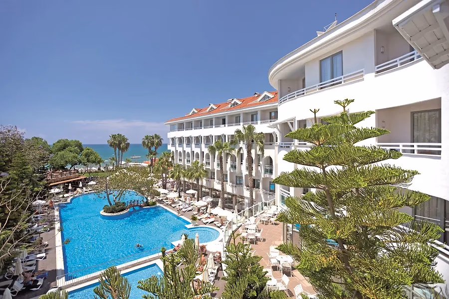 Witte gebouwen en het zwembad van Side Star Beach Hotel in Side