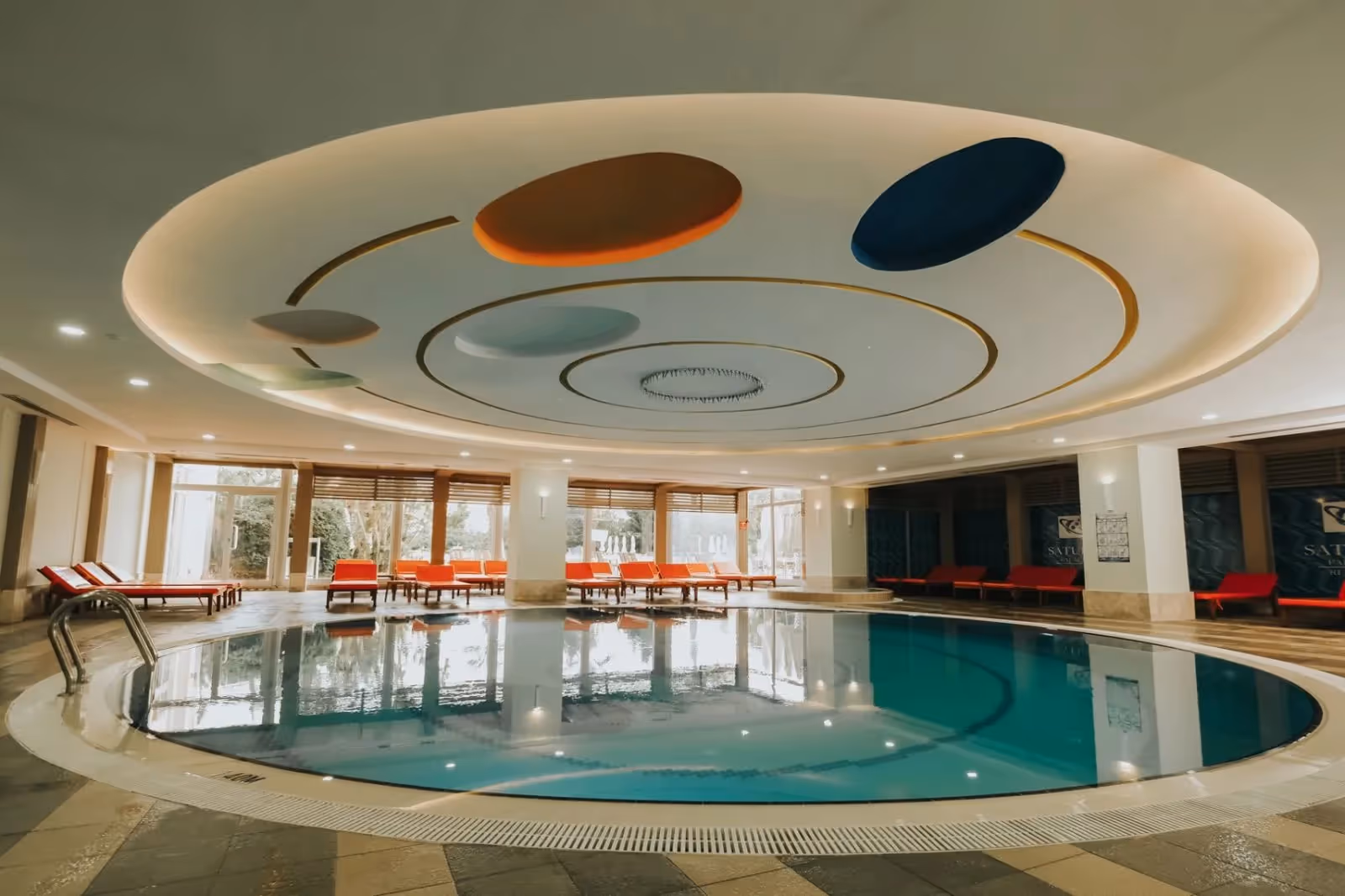 Rond overdekt binnenzwembad onder een plafond met ronde decoratie in Saturn Palace Resort in Lara