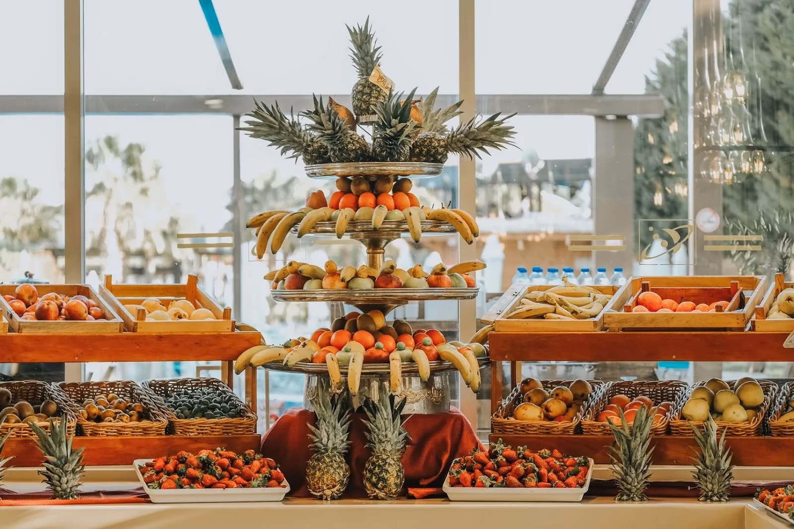 Fruitbuffet met ananas, aardbeien en manden vol fruit in Saturn Palace Resort