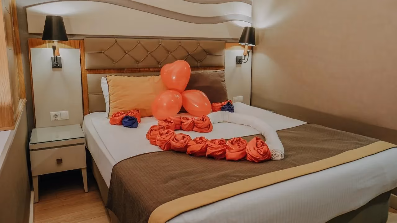 Tweepersoonsbed met rozendecoratie en ballonnen in een familiekamer in Saturn Palace Resort in Lara