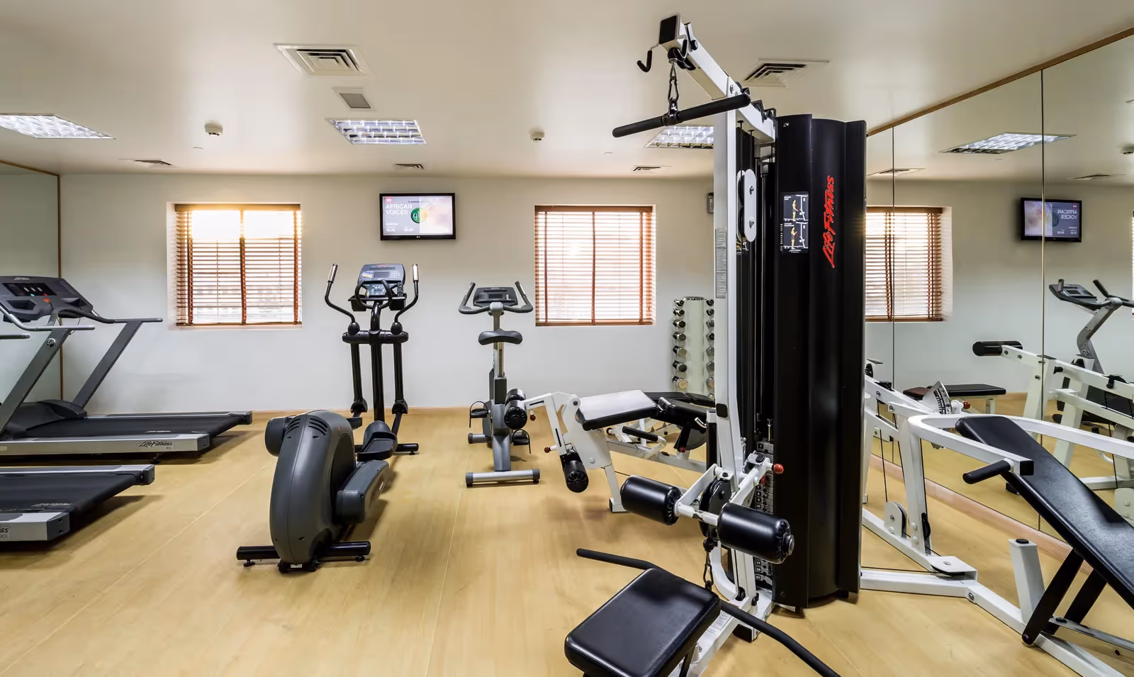 Fitnessruimte met crosstrainers, hometrainer en een krachtstation in Saturn Palace Resort in Lara