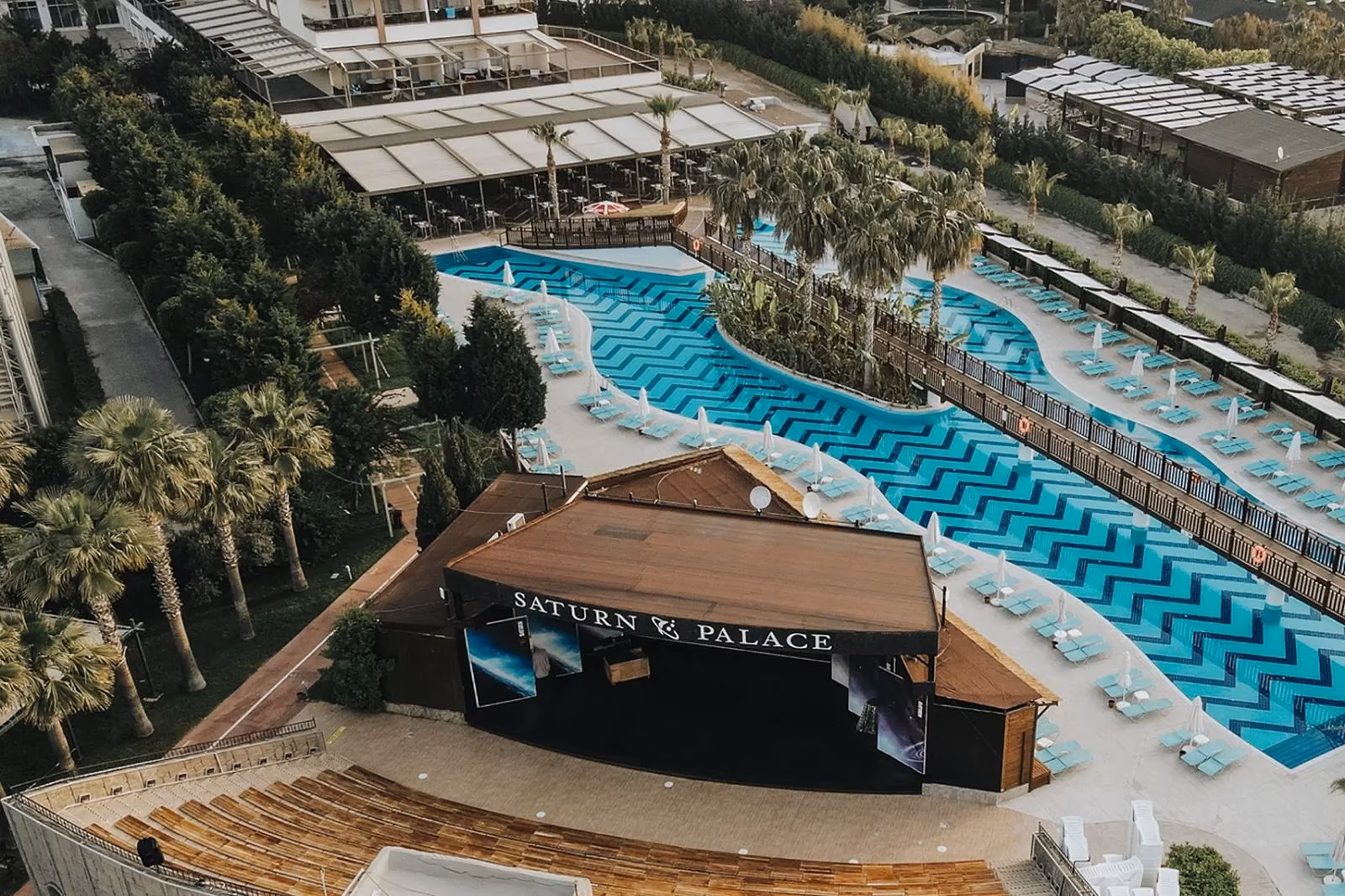 Luchtfoto van het zigzagzwembad en het amfitheater met het opschrift Saturn Palace bij Saturn Palace Resort in Lara