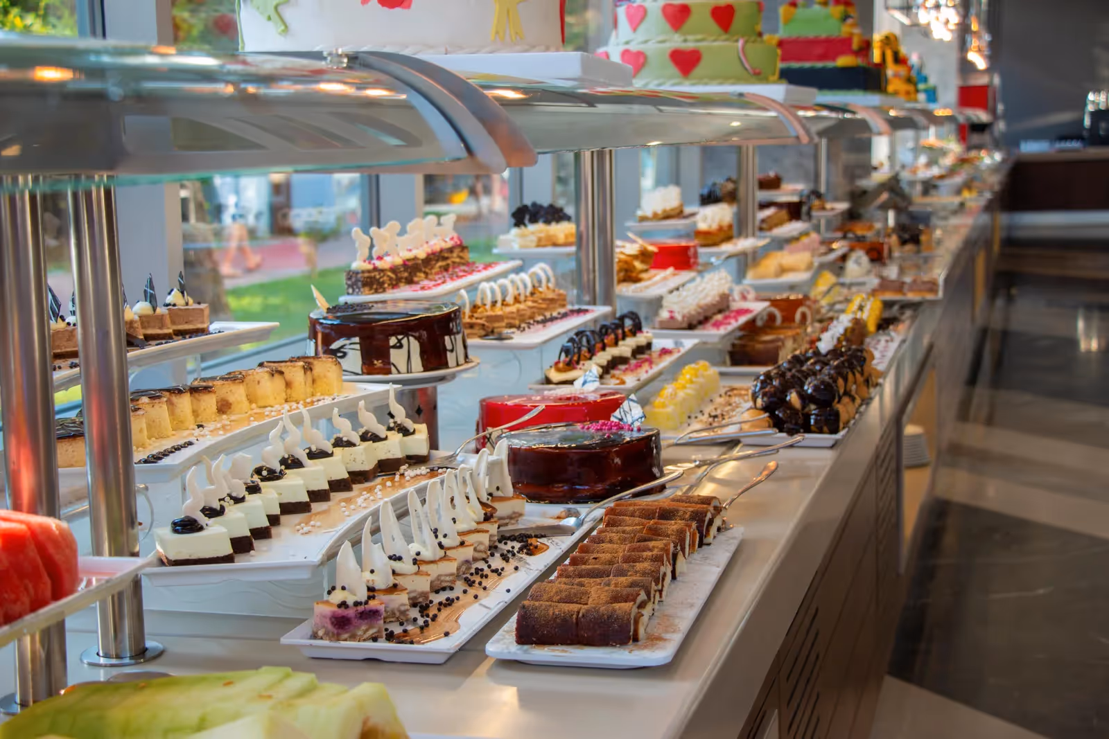Dessertbuffet met taarten, gebakjes en puddingen in Saturn Palace Resort in Lara